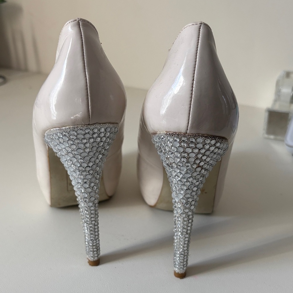 Shoe Dazzle Cream Heels with Leopard Insole